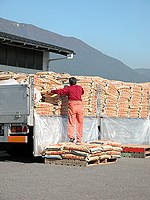 パレットに積み替えて