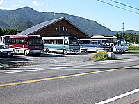 5台のバスが占拠