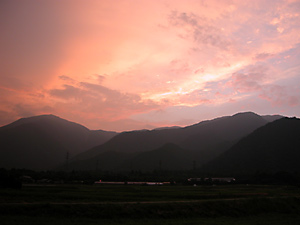 農場の裏に落ちる夕日